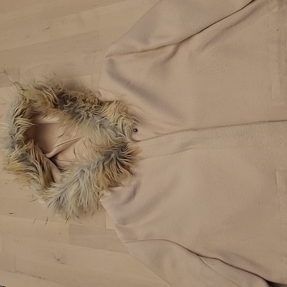 EUC BB Dakota Cream Faux Fur Hood Snap Front Closure Jacket - Picture 3 of 14